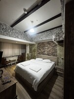 Espacio para trabajar con laptop, wifi gratis y ropa de cama 