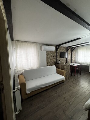 Standard Quadruple Room | Living area | 32-inch LED TV with satellite channels - Cağaloglu Apart Butik Otel (Samsun)
