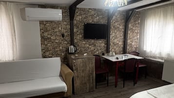 Standard-Vierbettzimmer | Laptopgeeigneter Arbeitsplatz, kostenloses WLAN