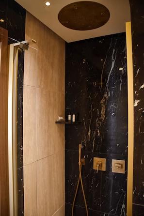 Dusche, Haartrockner, Bidet, Handtücher