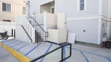 Estacionamiento: 10 por noche