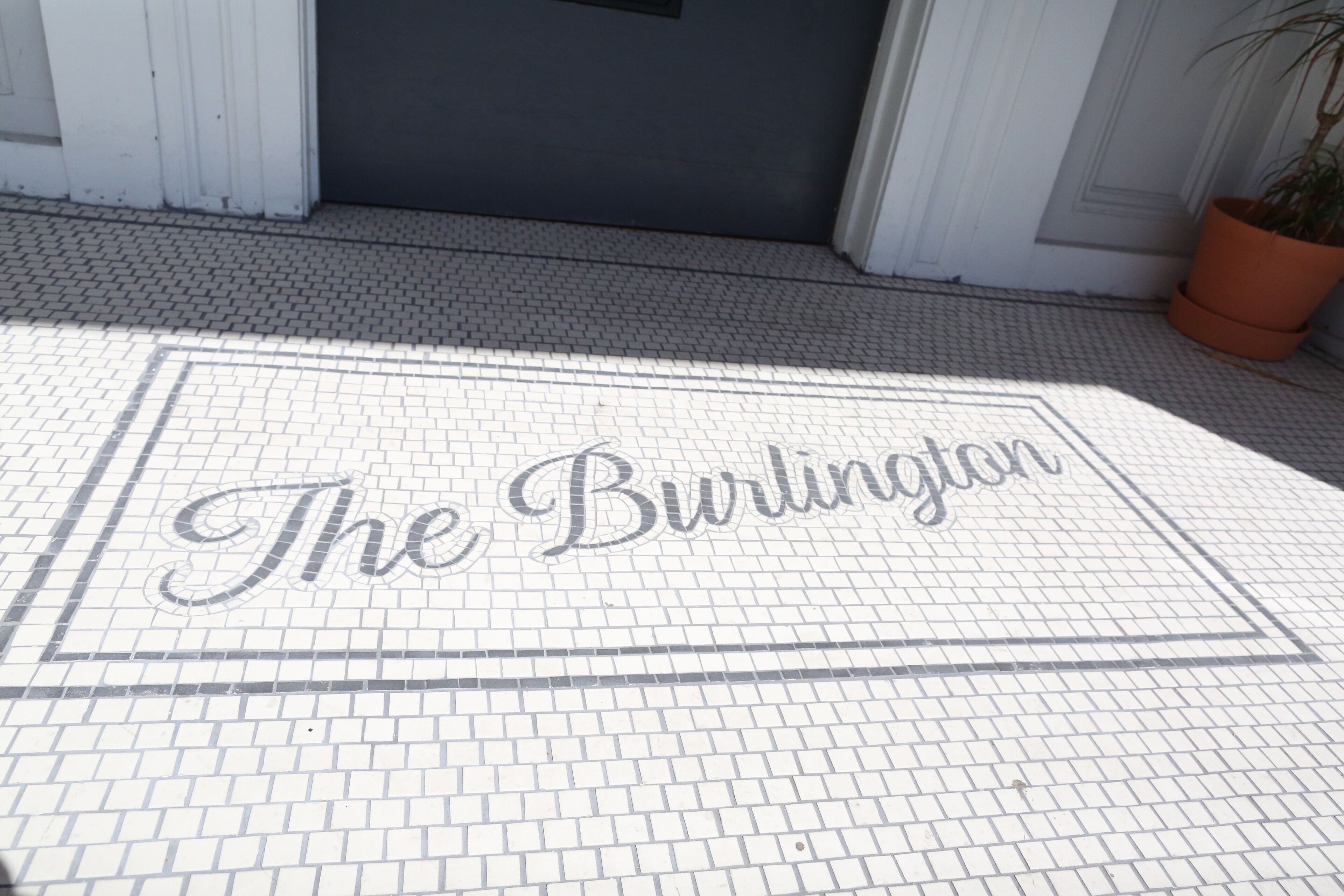 Ein mit Fliesen ausgelegter Boden, mit der Aufschrift 'The Burlington' in einer verzierten Schrift.