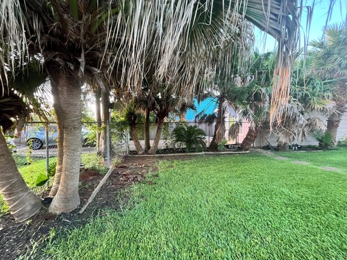 Charming 2-bedroom cabin in peaceful San Leon with AC