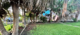 Charming 2-bedroom cabin in peaceful San Leon with AC