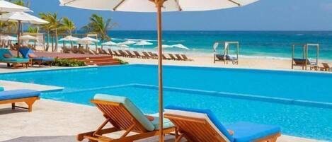 Playa privada, arena blanca, cabañas de playa y tumbonas