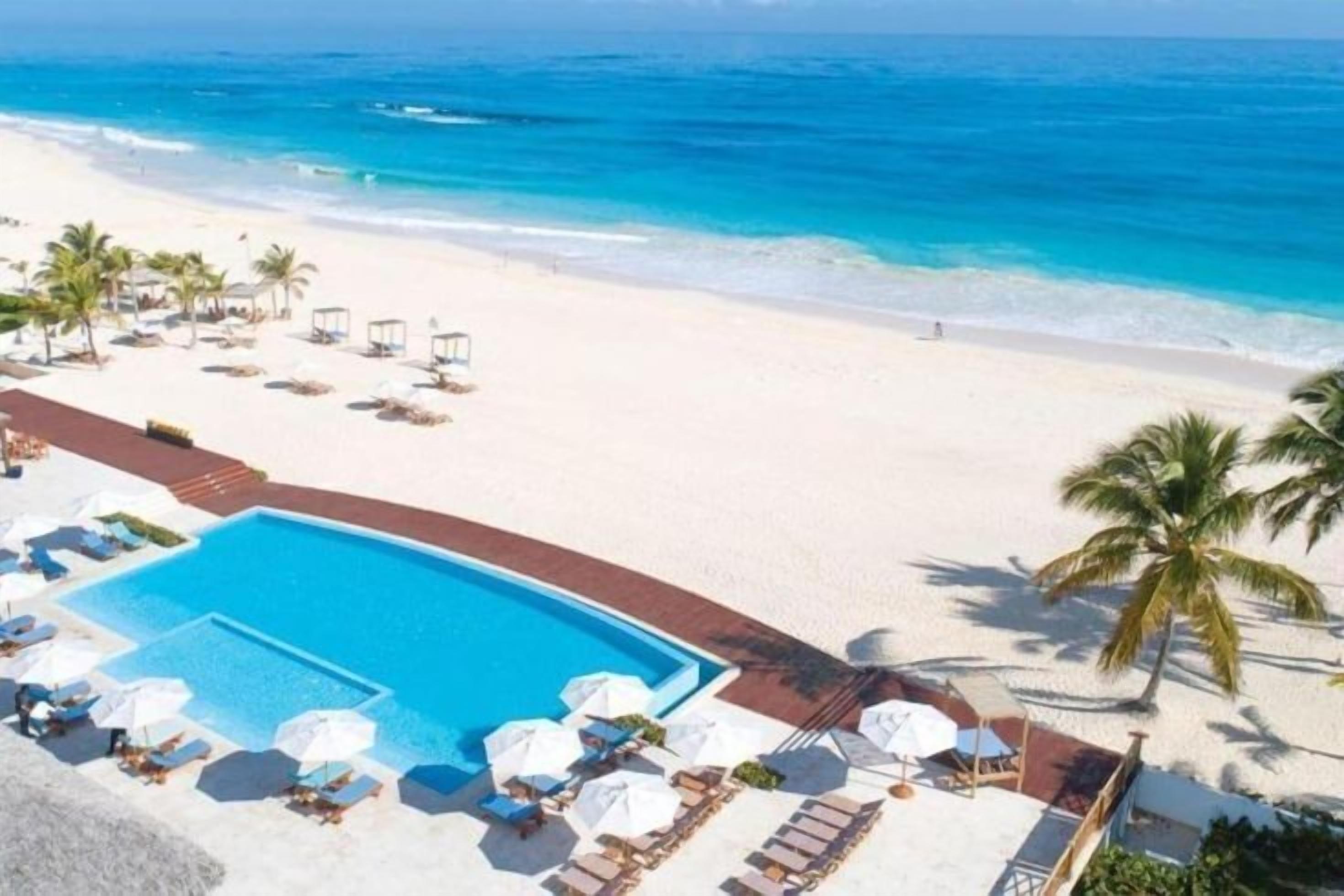 Praia particular, areia branca, barracas de praia (sobretaxa) 