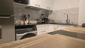 Luxury Apartment | Private kitchen | Stovetop, cookware/dishes/utensils