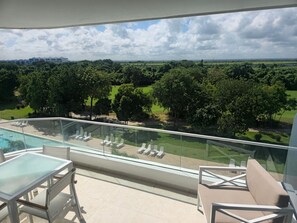 Luxury Apartment | Outdoor dining