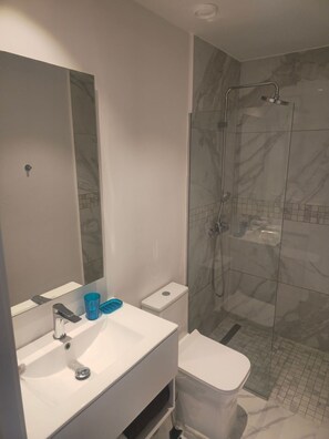Lyxlägenhet | Badrum | Dusch, handdukar, tvål och toalettpapper