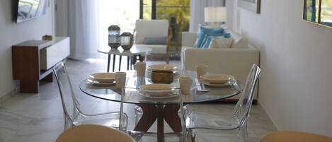 Exclusive Apartment, 3 Bedrooms, Pool View, Corner | Dining