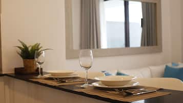 Apartamento exclusivo, 1 cama Queen, vista para a piscina | Opções para refeição