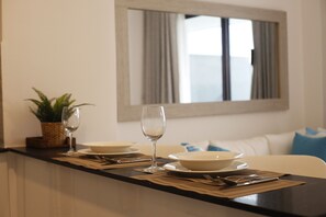 Apartamento exclusivo, 1 cama Queen, vista para a piscina | Opções para refeição