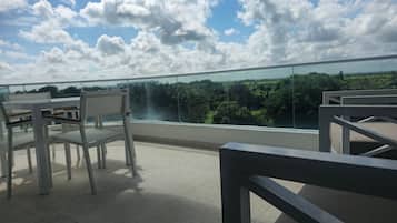 Luxury Apartment | Outdoor dining