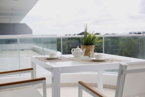 Apartamento exclusivo, 1 cama Queen, vista para a piscina | Opções para refeição ao ar livre