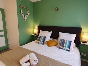 1 غرفة نوم ومكواة/لوح كي وخدمة الإنترنت وملاءات أسرّة