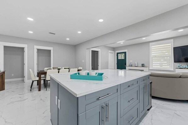 Interior - 4 Ensuites Bed + Minutes to Anna Maria Island (Bradenton)