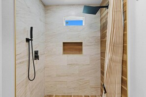 Shower, hair dryer, soap, toilet paper - 4 Ensuites Bed + Minutes to Anna Maria Island (Bradenton)