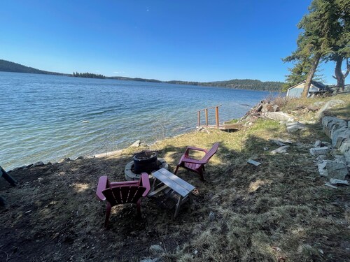 Cozy Lakeview Cabin .Pet friendly!