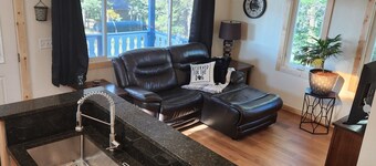 Cabin Fever is a cozy fully renovated one bedroom cabin in Florissant, Colorado