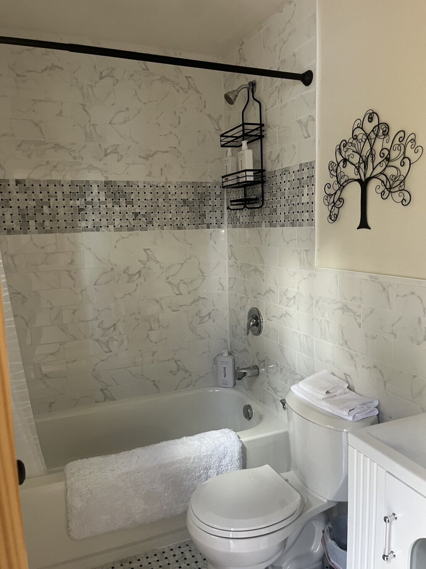 Serviettes fournies, savon, papier toilette