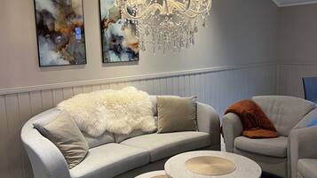 Una televisión, una chimenea