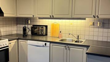 Een magnetron, een oven, een kookplaat, een vaatwasser