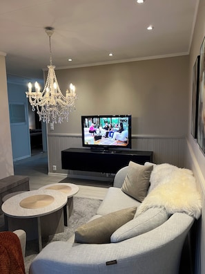 Een televisie en een open haard