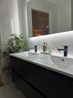 シャワー、ヘアドライヤー、タオル、トイレットペーパー
