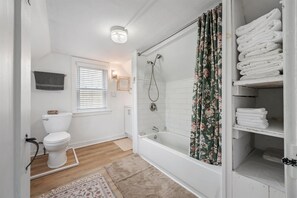 Sèche-cheveux, bidet, serviettes fournies, savon