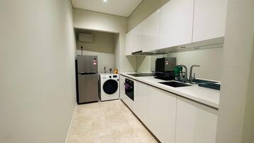 Oven, cookware/dishes/utensils