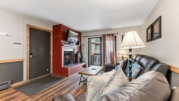 Una televisión, una chimenea