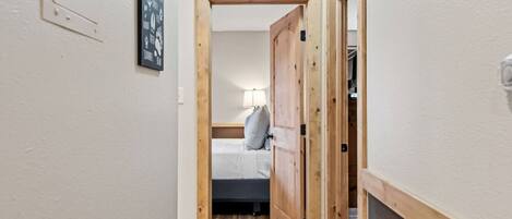 2 bedrooms, desk, iron/ironing board, WiFi