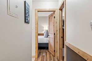 2 slaapkamers, een bureau, een strijkplank/strijkijzer, wifi