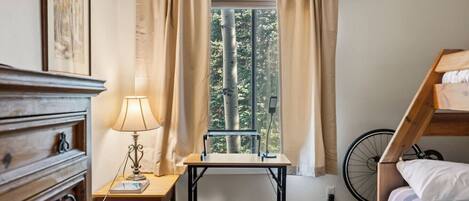 2 habitaciones, escritorio, tabla de planchar con plancha y wifi