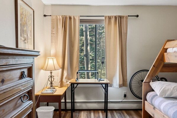 2 Schlafzimmer, Schreibtisch, Bügeleisen/Bügelbrett, WLAN