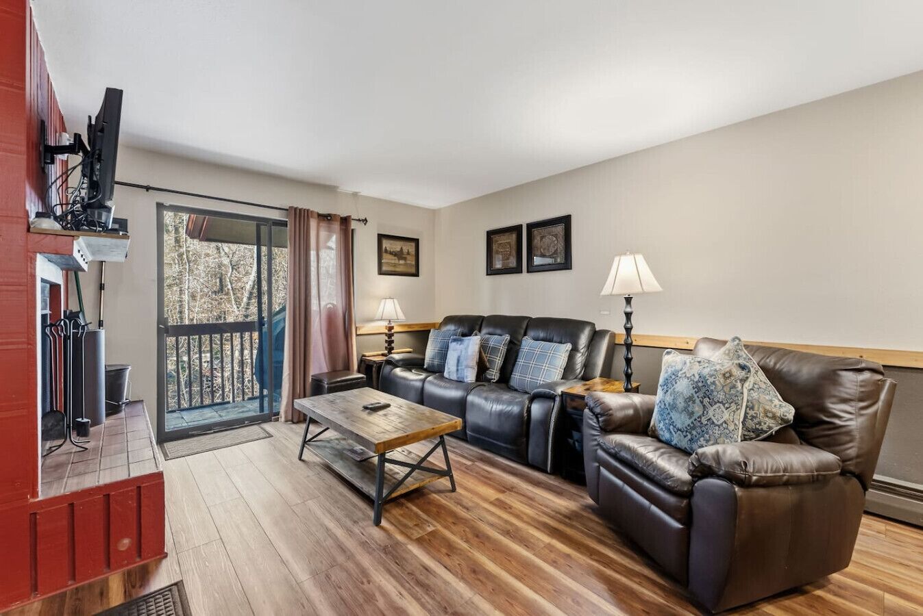 Televisión y chimenea 