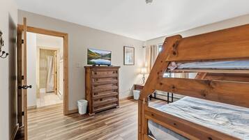 2 habitaciones, escritorio, tabla de planchar con plancha y wifi