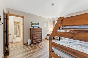 2 habitaciones, escritorio, tabla de planchar con plancha y wifi