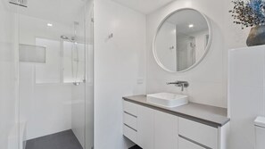 Shower - Salt and Sea on Marine (Kingscliff)