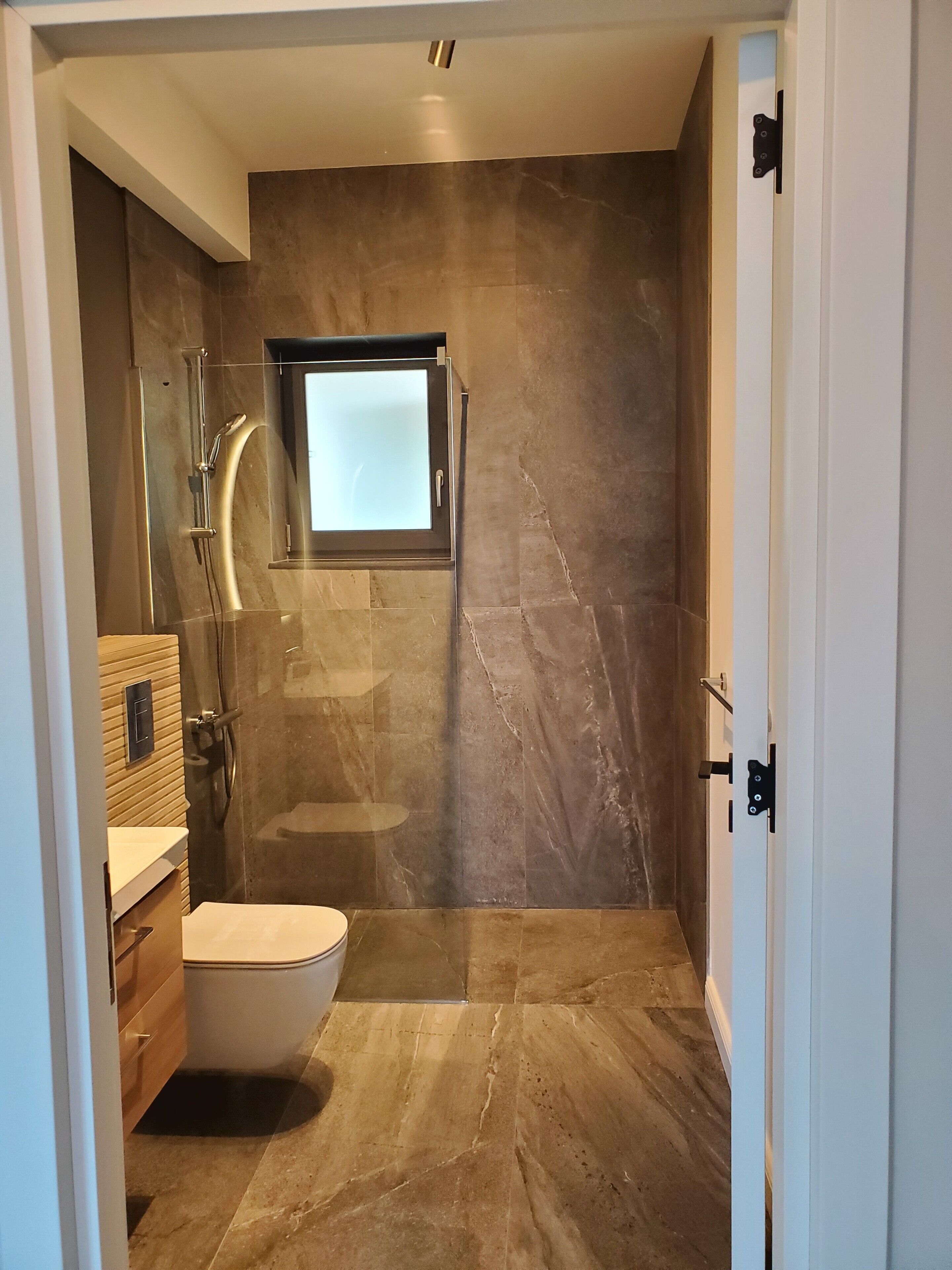 Douche, sèche-cheveux, serviettes fournies, savon