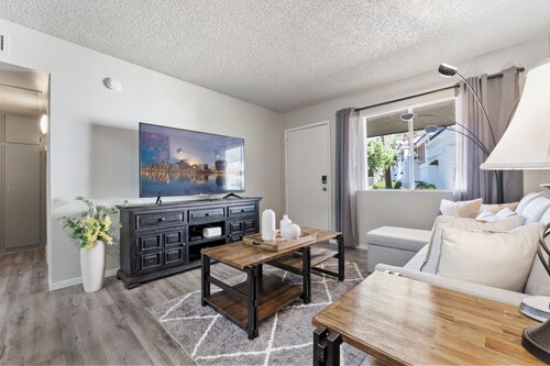 Stylish Tempe Getaway  1-Bedroom w/ Pool, Fitness Room & Air-Conditioning