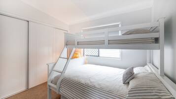 3 bedrooms, iron/ironing board, WiFi, bed sheets