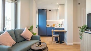 Studio, Non Smoking, City View | Living area