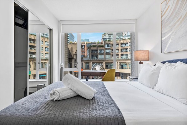 5 camere, una cassaforte in camera, una scrivania, ferro/asse da stiro