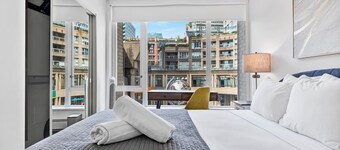 5 BR & 3 BTH Entire 3 Floor Townhome-Rooftop