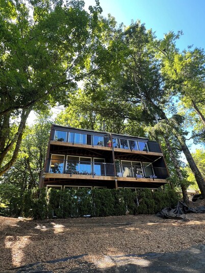Delightful apartment with AC in charming Lake Oswego