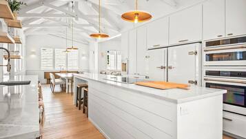 House (6 Bedrooms) | Interior