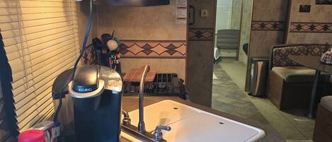 Kylskåp, mikrovågsugn, ugn och spishäll