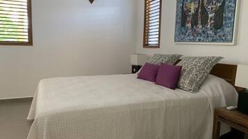 3 habitaciones, tabla de planchar con plancha, internet y ropa de cama