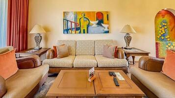 Villa Premium, 2 habitaciones, vista al océano, frente al océano | Área de sala de estar | Smart TV de 50 pulgadas con canales por cable